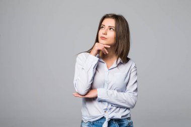 Derin düşünce ile elini çenesinin mutlu bir gülümseme ile havaya yenilikçi fikirler kadar rüyalar gibi görünmüyor oturuyor ve onun hayal gücü kullanarak çekici yaratıcı kadın