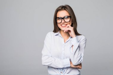 Düşünme, stüdyo gri arka plan üzerinde gözlüklü esmer kadın