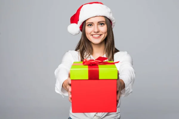 Chapeau de Noël femme de Noël tenant cadeau de Noël souriant heureux et excité sur fond gris — Photo