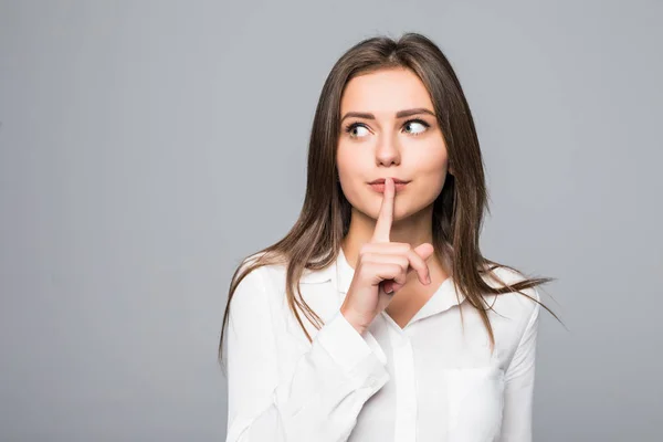 Chica bonita haciendo gesto de silencio sobre fondo gris — Foto de Stock