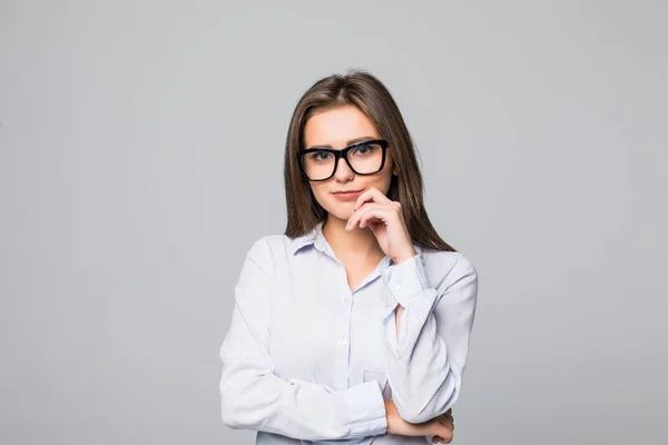 Bruna donna in occhiali pensare, studio su sfondo grigio — Foto Stock