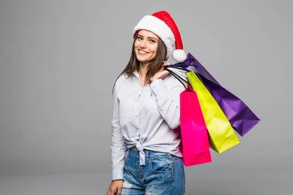 Alışveriş torbaları ile mutlu bir kadın. Satış. Noel hediyeleri. Noel alışveriş kız ghite arka plan üzerinde izole. Noel hediyesi. — Stok fotoğraf