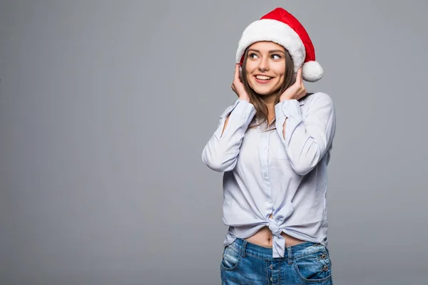 Morena no chapéu de Papai Noel em branco cinza — Fotografia de Stock