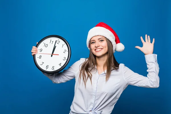 Felice donna con orologio mostra 12 oclock festa di Capodanno iniziano su sfondo blu — Foto Stock