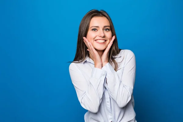 Close-up shot van stijlvolle jonge vrouw die lacht tegen blauwe achtergrond. — Stockfoto