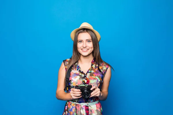 Gros plan de la femme en chapeau sur fond bleu prenant une photo avec appareil photo numérique — Photo