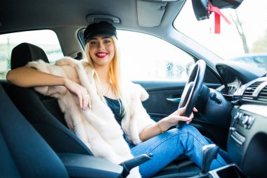 Yeni arabasını şehir sokak oturan genç ve güzel kadın