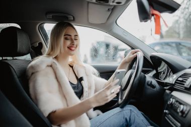 Genç kadın şehirde sürüş iken ileti gönderme