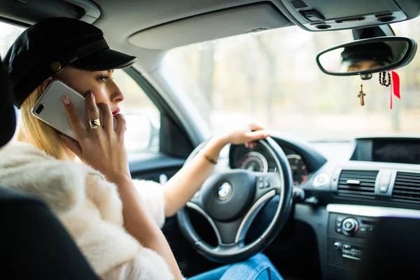 Портрет крупным планом, молодая женщина с хорошими новостями, счастливо разговаривающая по мобильному телефону во время вождения, изолированный внешний фон . — стоковое фото