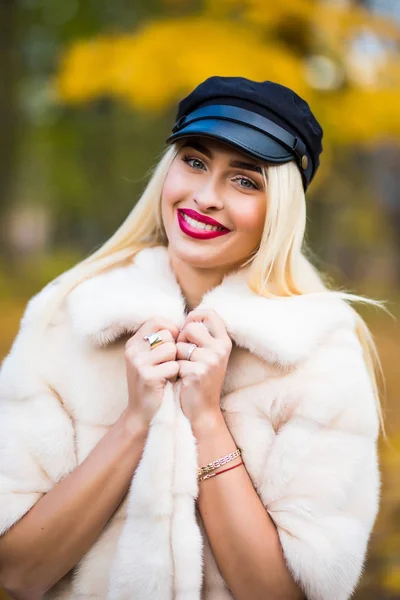 Mujer joven con hojas de otoño y otoño amarillo arce fondo del jardín — Foto de Stock