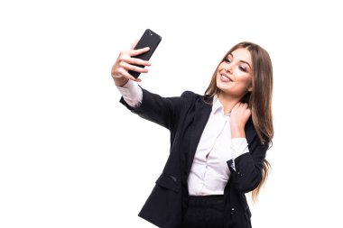 Beyaz arka plan üzerinde selfie fotoğraf yapma ve kameraya bakıyor güzel oynak iş kadını closeup