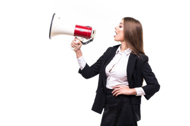 İş kadını bağırıyor ve takım elbise ile izole üzerinde beyaz arka plan çığlık hoparlör ile