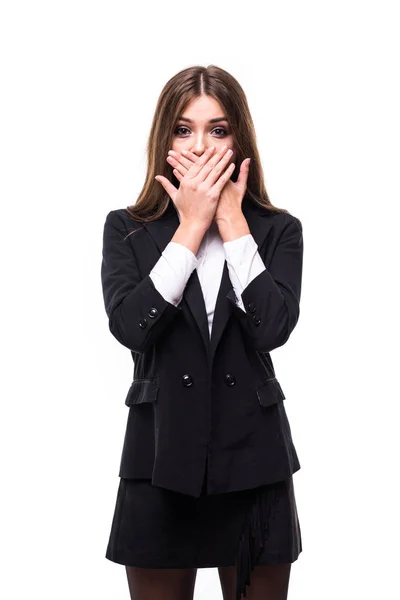 Mujer de negocios asustada, cubriéndose la boca con las manos, contra el fondo blanco del estudio . — Foto de Stock