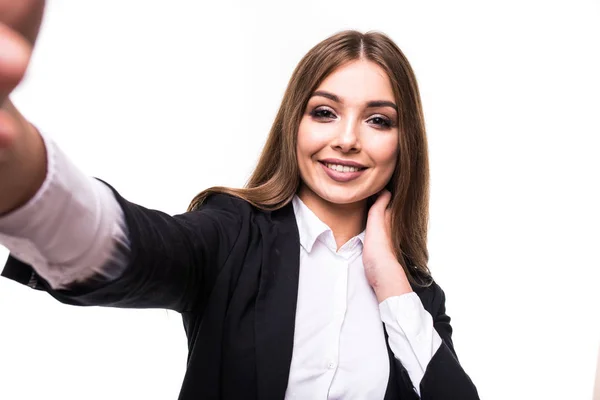 Close-up van prachtige speelse zakenvrouw selfie foto maken op geïsoleerde witte achtergrond en kijkend naar camera — Stockfoto