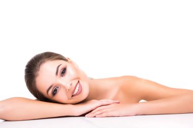 İnsanlar, güzellik kadın portre yüz. Güzel Spa modeli mükemmel taze temiz ten kızla. Esmer kadın kameraya bakıyor ve gülümsüyor. Gençlik ve cilt bakım kavramı.