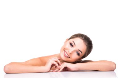 Güzellik kadını yüz portre. Güzel model kız mükemmel taze temiz ten rengi mor dudaklar kırmızı. Gençlik ve cilt bakım beyaz bir arka plan üzerinde izole kavramı