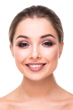 Güzellik modeli kız mükemmel makyaj beyaz bitti izole kamera bakıyor. Beyaz zemin üzerine sarı saçları çekici genç kadın portresi. Güzel kadın yüzü ile temizleyin taze cilt