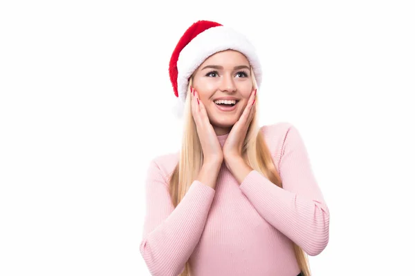 Christmas santa hat geïsoleerde vrouw portret. lachende gelukkig meisje op witte achtergrond. — Stockfoto