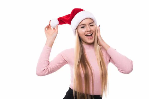 Портрет радостной красивой женщины в красной шляпе Санта Клауса изолирован на белом фоне. Красивая девушка выглядит счастливой и взволнованной. Счастливого Рождества и Нового Года! . — стоковое фото