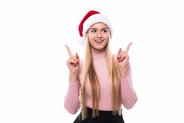 Ritratto di bella donna gioiosa in cappello di Babbo Natale rosso isolato su sfondo bianco. Bella ragazza sembra felice ed eccitata. Buone feste di Natale e Capodanno piene di divertimento . — Foto Stock