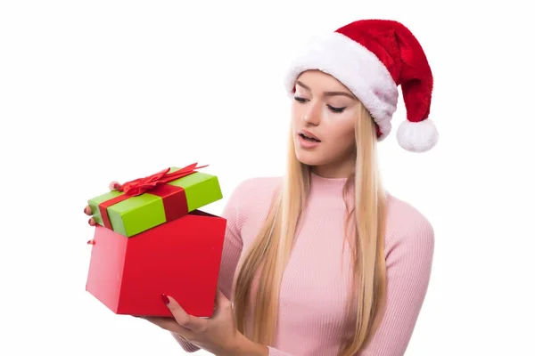 Confezione regalo aperta donna di Natale. Bella ragazza bruna a Santa Hat isolato. Ritratto — Foto Stock