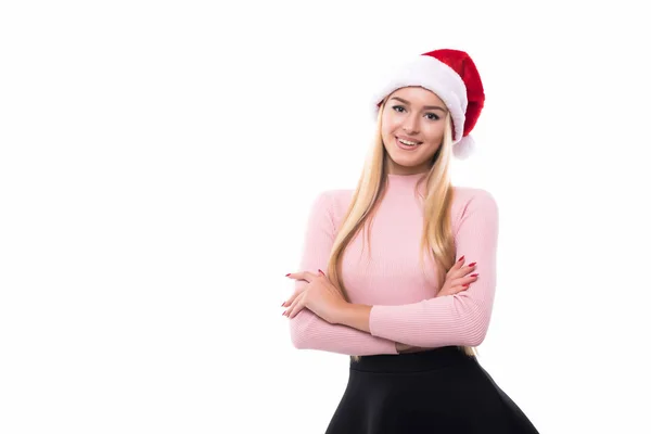 Portret van vrolijke mooie vrouw in rode Kerstman hoed geïsoleerd op een witte achtergrond. Mooi meisje op zoek blij en opgewonden. Gelukkige Kerstmis en Nieuwjaar vakantie vol plezier. — Stockfoto