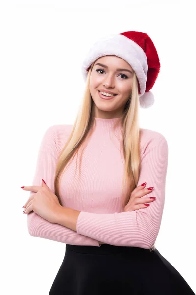 Portrait de joyeuse jolie femme au chapeau rouge santa claus isolé sur fond blanc. Belle fille à l'air heureuse et excitée. Joyeux Noël et Nouvel An fêtes pleines de plaisir . — Photo