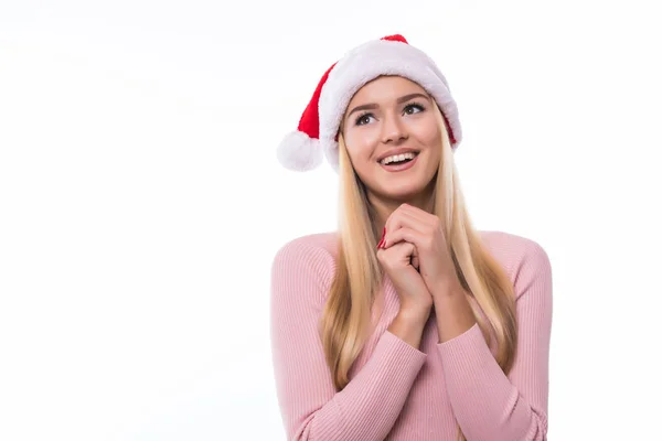 Портрет щасливої збудженої красивої жінки в капелюсі Санта на білому тлі — стокове фото