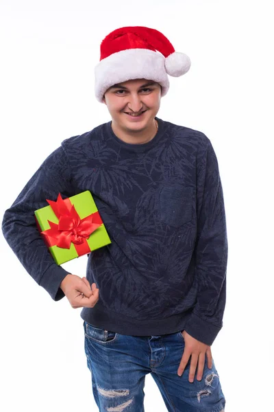 Noel Baba şapkası ile hediye kutuları gülümseyen adam. Kavram Noel, tatil, yeni yıl. — Stok fotoğraf