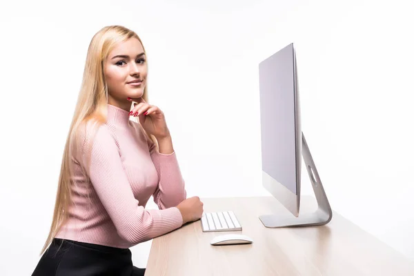 Mujer joven belleza sentado delante de la PC aislado en blanco — Foto de Stock