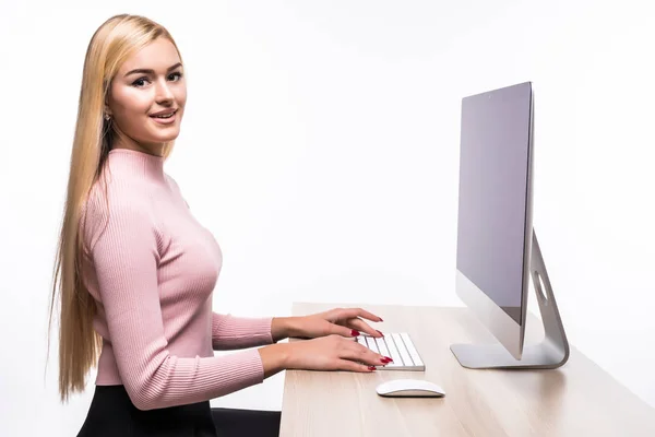 Mujer joven belleza sentado delante de la PC aislado en blanco — Foto de Stock