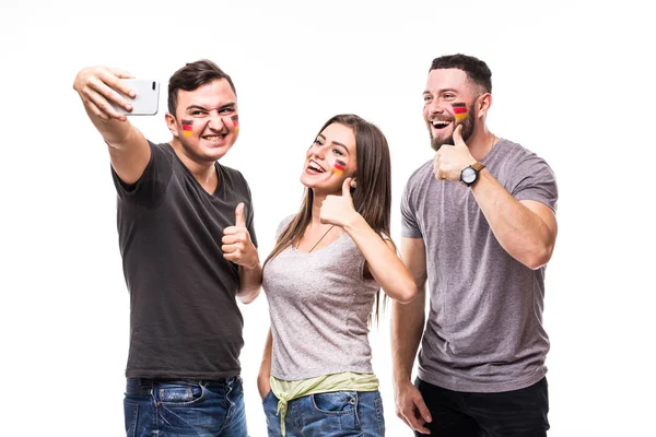 Selfie en el teléfono de los fanáticos del fútbol de Alemania en el juego de apoyo a las selecciones nacionales de Alemania en fondo blanco. concepto de aficionados al fútbol . —  Fotos de Stock