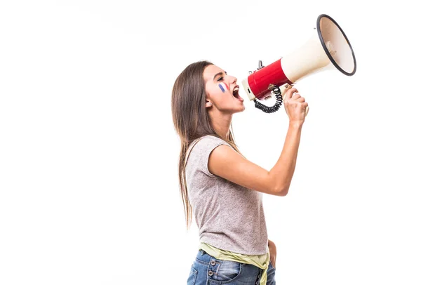 Schreien auf Megafon Frankreich weiblichen Fußballfan in Spiel Unterstützung der französischen Nationalmannschaft auf weißem Hintergrund. Fußballfan-Konzept. — Stockfoto