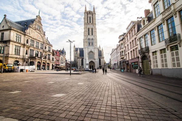 GHENT, BÉLGICA - Noviembre de 2017: Arquitectura del centro de la ciudad de Gante. Gante es ciudad medieval y punto de destino turístico en Bélgica . — Foto de Stock