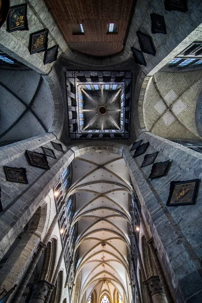 GHENT, BÉLGICA - Noviembre de 2017: Iglesia Arquitectura del centro de la ciudad de Gante. Gante es ciudad medieval y punto de destino turístico en Bélgica . —  Fotos de Stock
