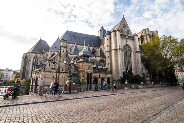 GHENT, BELGIUM - novembro de 2017: Arquitetura do centro da cidade de Ghent. Ghent é cidade medieval e ponto de destino turístico na Bélgica . — Fotografia de Stock