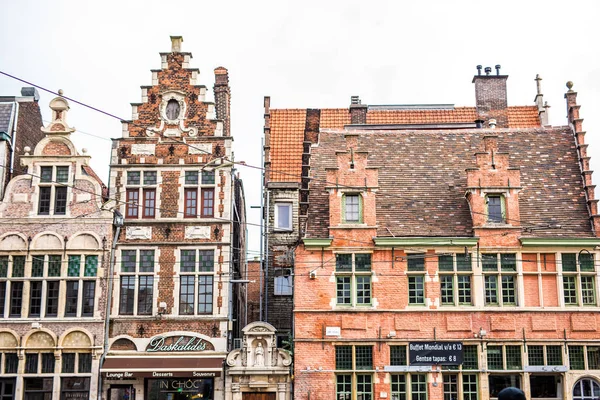 Gent, België - November, 2017: Het platform van Gent centrum. Gent is een middeleeuwse stad en punt van toeristische bestemming in België. — Stockfoto