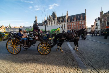 Brugge, Belçika - Kasım, 2017. Brugge Ortaçağ tarihi şehir. Brugge sokakları ve tarihi merkezi, kanallar ve Binalar. Brugge, Belçika'deki popüler turistik hedef.