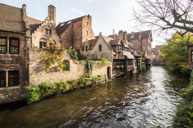 Brugge, Belçika - Kasım, 2017. Brugge Ortaçağ tarihi şehir. Brugge sokakları ve tarihi merkezi. kanallar ve Binalar. Brugge, Belçika'deki popüler turistik hedef.