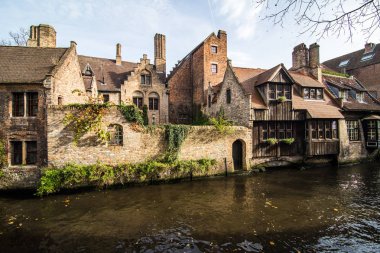 Brugge, Belçika - Kasım, 2017. Brugge Ortaçağ tarihi şehir. Brugge sokakları ve tarihi merkezi. kanallar ve Binalar. Brugge, Belçika'deki popüler turistik hedef.