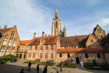 Brugge, Belçika - Kasım, 2017. Brugge Ortaçağ tarihi şehir. Brugge sokakları ve tarihi merkezi. kanallar ve Binalar. Brugge, Belçika'deki popüler turistik hedef.