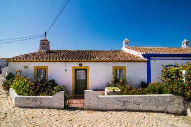 Cacela Velha, Algarve, Portekiz - Temmuz, 2017: Cacela velha eski balıkçı köyü algarve Portekiz. Kale ve bariyer Adası kumsalda Praia de Cacela Velha görünümü
