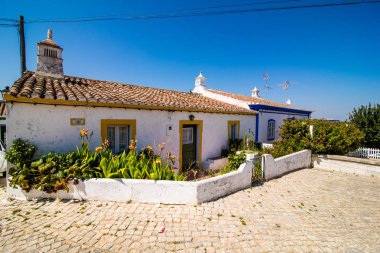 Cacela Velha, Algarve, Portekiz - Temmuz, 2017: Cacela velha eski balıkçı köyü algarve Portekiz. Kale ve bariyer Adası kumsalda Praia de Cacela Velha görünümü