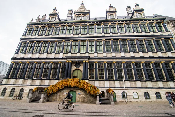 Gent, België - November, 2017: Het platform van Gent centrum. Gent is een middeleeuwse stad en punt van toeristische bestemming in België. — Stockfoto