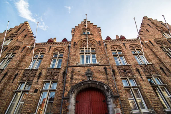 Brugge, Bélgica - novembro de 2017. Brugge cidade histórica medieval. Ruas de Brugge e centro histórico, canais e edifícios. Brugge destino turístico popular da Bélgica . — Fotografia de Stock