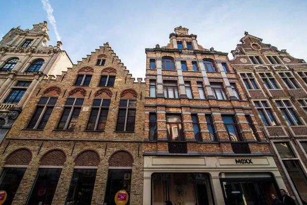 Brugge, België - November, 2017. Middeleeuwse historische stad Brugge. Brugge straten en historisch centrum, grachten en gebouwen. Brugge populaire toeristische bestemming van België. — Stockfoto