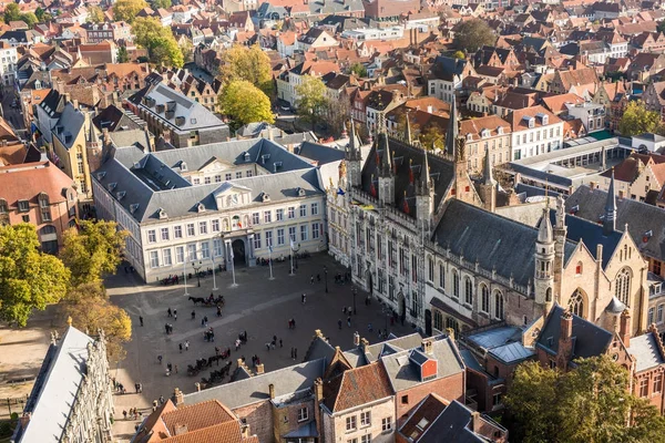 Brujas, Bélgica - Noviembre de 2017. Ciudad histórica medieval de Brujas aéreas. Calles de Brujas y centro histórico, canales y edificios. Brujas popular destino turístico de Bélgica . — Foto de Stock