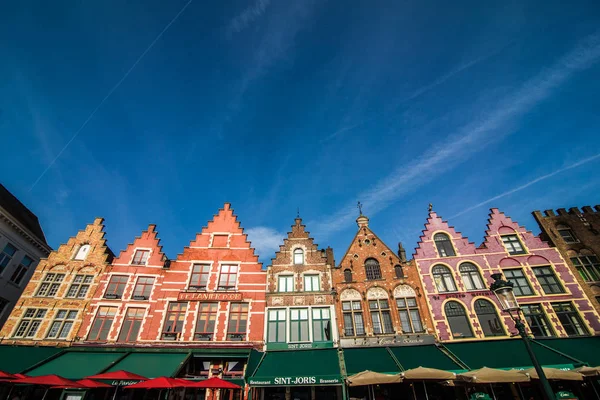 Brugge, Belgium - November, 2017. Brugge középkori történelmi város. Brugge utcák és a történelmi központ. csatornák és épületek. Brugge népszerű turisztikai desztináció-Belgium. — Stock Fotó