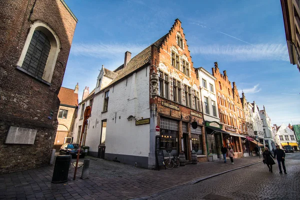 Brugge, België - November, 2017. Middeleeuwse historische stad Brugge. Brugge straatjes en historische centrum. grachten en gebouwen. Brugge populaire toeristische bestemming van België. — Stockfoto