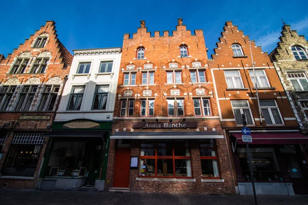 Brugge, Belgien - November 2017. Brygges historiska medeltidsstad. Brugge gator och historiska centrum. kanaler och byggnader. Brugge populära turistdestinationen av Belgien. — Stockfoto